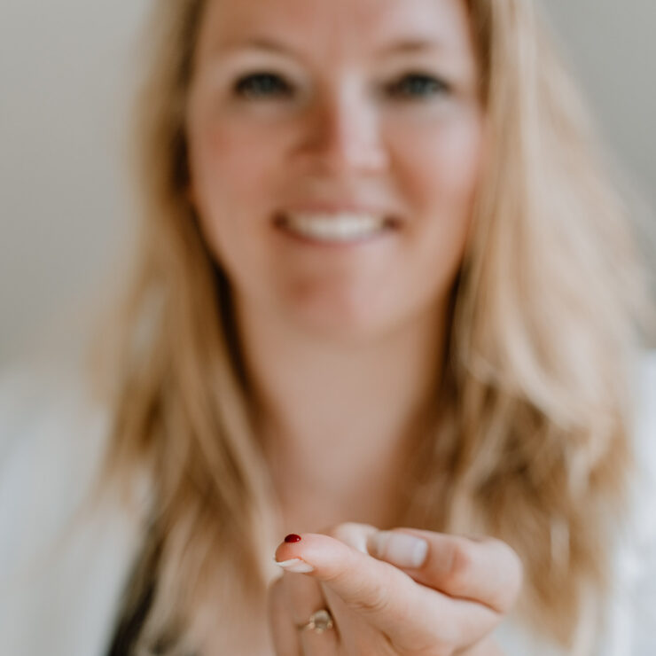 Sandra bloed op vinger voor emb bloedtest in Heerenveen en Friesland